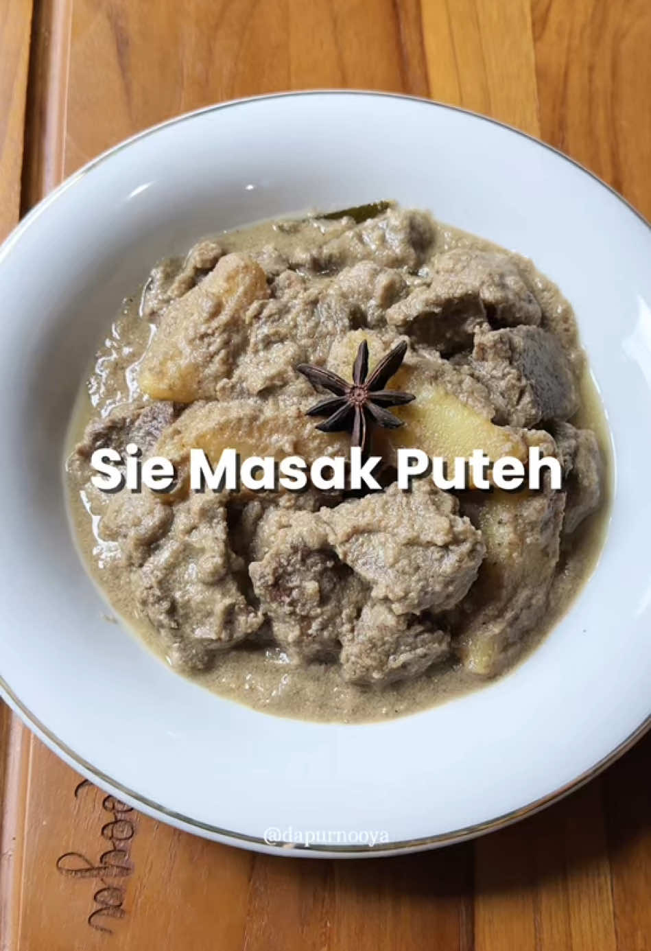 Sie Masak Puteh Bahan : 500 gr daging sapi 2 buah kentang 1 butir kelapa (santan) 1 sdm u nelpon 1 sdm air asam jawa Garam Jeniper Bumbu halus : 10 siung bawang merah 5 siung bawang putih 5 sdm kelapa parut (sangrai)  4 butir kemiri (sangrai)  1 sdm ketumbar (sangrai)  1 sdt lada (sangrai)  1/4 biji pala (sangrai) 1/4 sdt adas + jintan (sangrai) Bumbu kasar : 1 siung bamer  1 lbr daun pandan 1 lbr daun salam 1 tangkai daun kari 1 btg sereh 4 butir kapulapa 3 biji cengkeh 2 cm kayu manis 1 bunga lawang Note : jika suka pedas boleh tambahkan cabe rawit Selamat mencoba 😍 #siemasakputeh #masakputeh #masakputehaceh #dagingmasakputih #kulineraceh #kulineratjeh #peunajohaceh #peunajohindatu #peunajohraja #masakanaceh #meugang #meugangaceh #makmeugang 