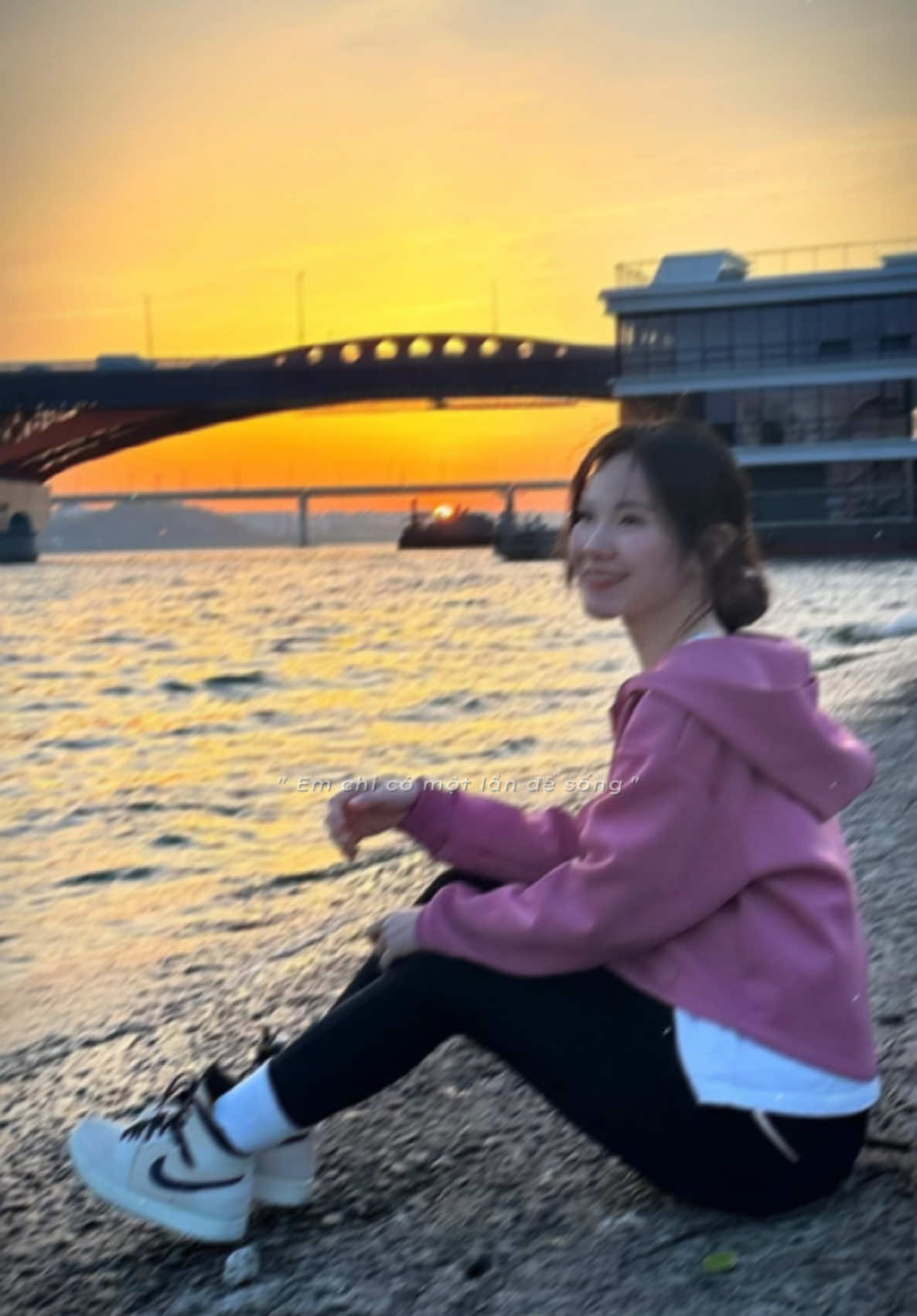 #CapCut “Đôi mắt em quá đẹp nên chẳng ,để nước mắt rơi vì cay đắng...” 🌄