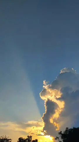 الشفق جميل، لكن ابتسامتك أجمل senja memang indah tetapi lebih indah senyuman muu#fypdonggggggg #arabicsong #quotesarabic #quotesislami #viraltiktok #langetestetic #foryou #awan #vibes #masboy 
