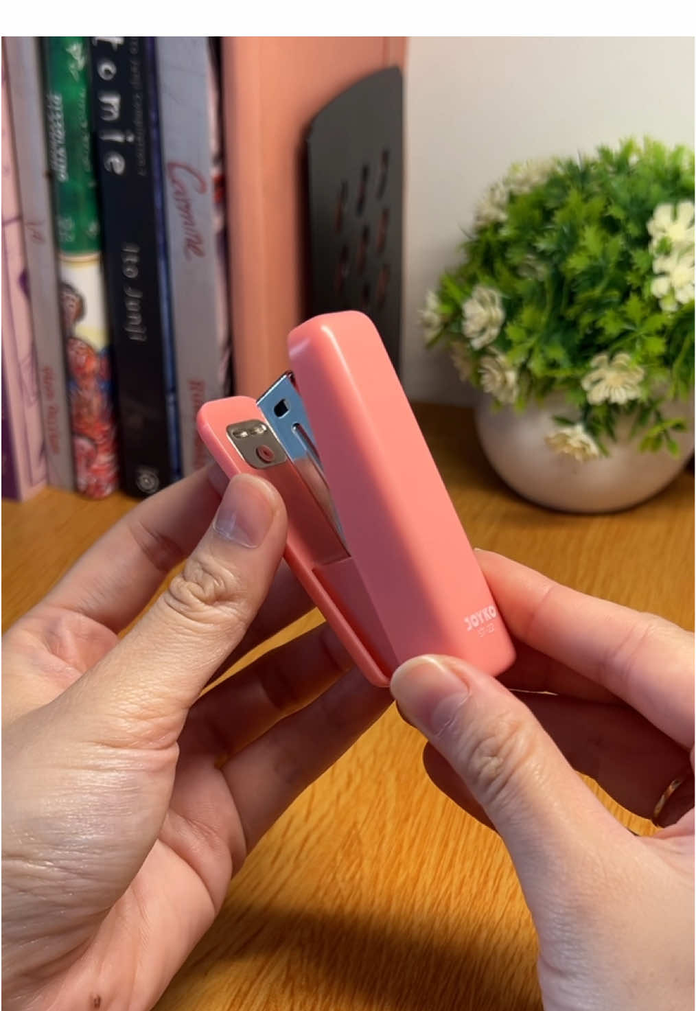 Stapler yang bisa pilih warna dan warnanya gemas 😍 #rekomendasi #stapler #staples #hekter #homesupplies #joyko #joykostationery #joykoindonesia #fyp #fypage 