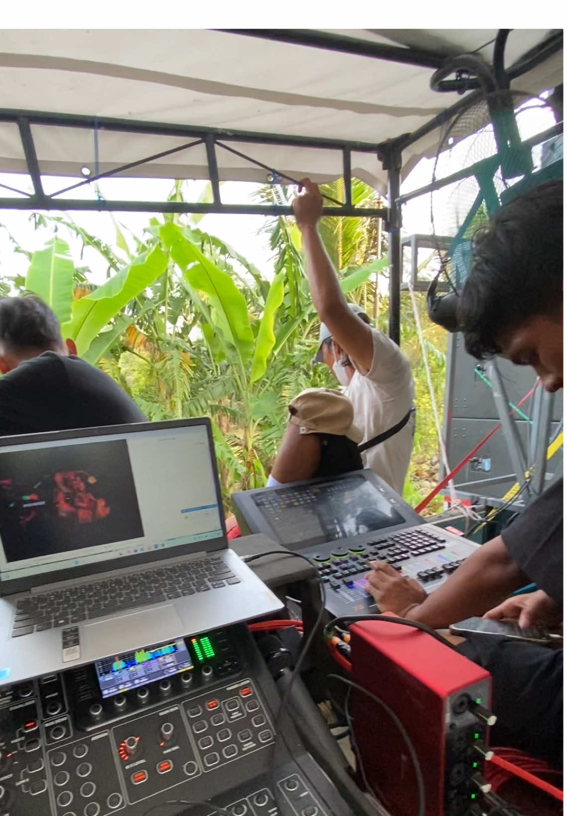 Bagian njogo lampu clip😁#soundsystemindonesia #soundbalapindonesia #soundhoregjateng #pekerjasound #crewsoundsystem @Es-Oe Audio @Anjas Lighting 