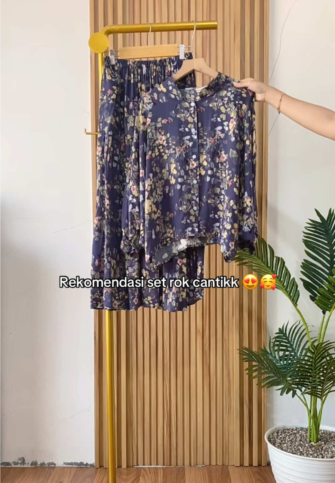 Kode H2 ini cakepp bangett 😍🥰 #hijabstyle #pakaianwanita #bahanrayon #promoguncang55 #setelan #setrok 