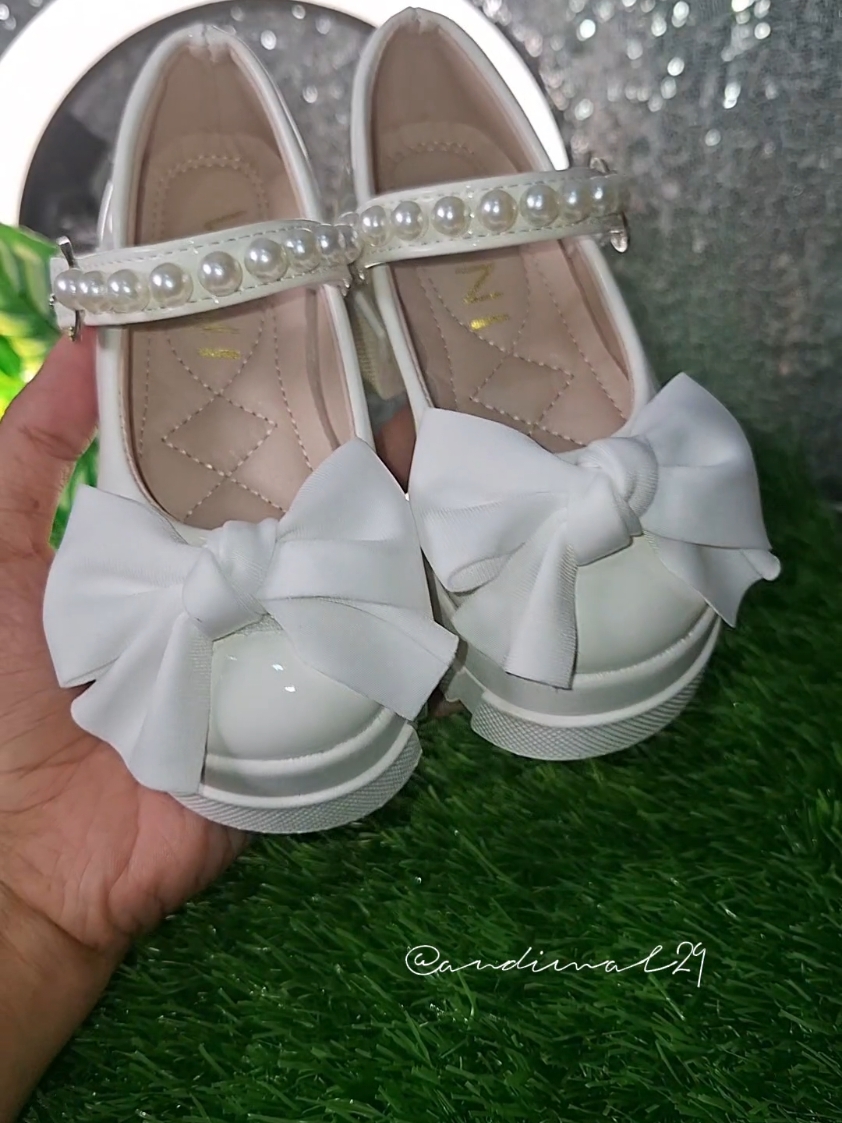 Wedgess tp kok ringan. ni solusi sepatu wedgess buat sikecil. Aman dipakai inshaAllah. karna bahanya ringan ya bun. #sepatuanak #sepatuanakperempuan #sepatuanakimport #sepatuanakmurah #sepatuanakviral 