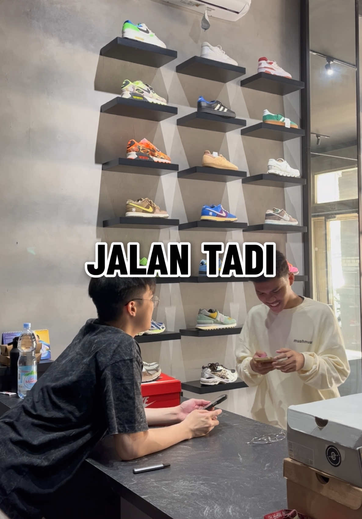Orang Jalan Kaki 35 KM Buat Ke Toko Uncharted ?!! . #fyppppppppppppppppppppppp #tokosepatu #giveaway #sepatuoriginal #Kingofcoinflip #videoviral #sneakershopping 