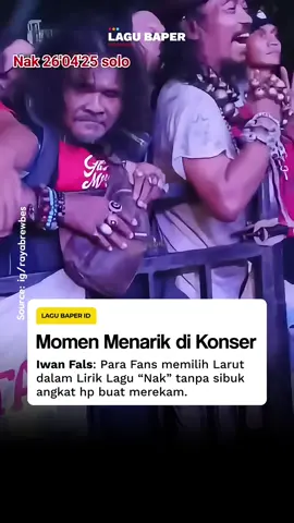 Konser Iwan Fals di Solo, 26 April 2025, meninggalkan jejak emosional yang mendalam. Di tengah lautan penonton, terlihat para sosok senior yang larut dalam lagu legendaris “Nak”—terutama saat lirik “Engkau lelaki, kelak sendiri…” dilantunkan. Video yang diunggah akun @rayabrewbes menangkap suasana merinding itu. Lagu ini nggak cuma bicara soal hubungan orang tua dan anak. Tapi juga tentang kesendirian, jalan hidup, dan kenyataan yang sering kali harus dihadapi dalam diam. Yang bikin konser ini makin terasa spesial: penontonnya nggak sibuk angkat HP buat merekam. Mereka memilih menikmati tiap bait lagu secara langsung dan sepenuh hati. 🥹 #iwanfals #nak #konser #oi #lagubaper 