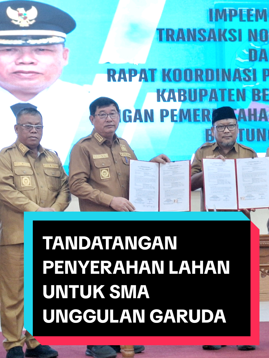 Hari ini Saya menyerahkan lahan pribadi saya seluas 16 hektar untuk pembangunan SMA Unggulan Garuda di Kelapa Kampit, Belitung Timur. Ini panggilan hati dan wujud komitmen nyata Saya untuk mengabdi pada daerah. Karena saya adalah rakyat Belitung Timur, lahir dan besar di sini. Saya yakin bahwa pendidikan adalah investasi untuk masa depan.  Sertifikat sekolah ini akan selesai tanggal 12 Mei 2025 dan dijadwalkan tanggal 20 Mei 2025 akan melakukan peletakan batu pertama oleh Kemendikti Saintek RI. #kamarudinmuten #khairilanwar #beltim #nyamanbekawan #beltimnyaman #beltimberkemajuan #beltimnyamandanberkemajuan 