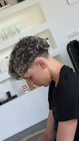 Blonde Strähnen mit Locken und der Sommer kann kommen! ☀️☀️ FÜR TERMINE LINK AUF MEINEM IG BIO✅ . #barber #barberlife #reels #fyp #stuttgart #menhair #hairstyle #trendhair #burstfade #taperfade #zürich #freiburg #besthairstyle #viral #haarpuder #stylingpowder  #dauerwellestuttgart #dauerwelle #dw #männerdauerwelle #locken #wellen #mannheim #karlsruhe #konztanz #bodensee #strähnen #männersträhnen #richardrios #CapCut 