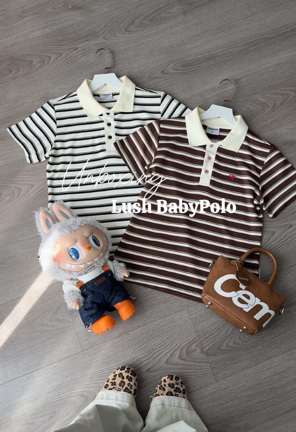 LUSH BABY POLO | NEW ARRIVAL | CEMMERY® ✨ Chuẩn chỉnh từ thiết kế đến chất vải cá sấu mềm nhẹ, thoáng khí, thoải mái vận động. Form baby polo ôm nhẹ, cổ phối trắng hiện đại cùng họa tiết sọc ngang trendy và logo thêu 3D nổi bật. ✨ Màu: Kem sọc đen – Kem sọc nâu ✨ Size: S – M #cemmery #OOTD #newitem #summervibes #ootd #basicoutfit #poloshirt #fashiontiktok 
