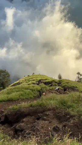 masyaallah Rinjani di lihat dari Sempana indahnya ⛰️#sempana2329mdpl #rinjani #lombok #mountain #pendakigunung #pendakigunungindonesia #berandatiktok #y #fy #4u #mdpl #xybca #bismillahfyp 