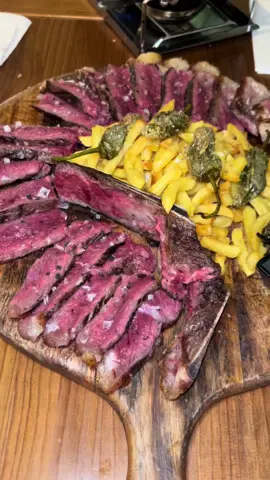 Hay placeres que no necesitan presentación. Nuestro chuletón de wagyu nacional es uno de ellos. 🔥🥩🤤 Tierna, jugosa y con un sabor que habla de origen, de calidad y de respeto al producto. El favorito de los carnívoros con buen paladar. Y como en La Maura nos gusta que lo disfrutes a tu manera, te lo servimos con piedra caliente para que lo termines al punto que tú quieras.  #comerensevilla #sevilla #food #carne #carnivoros #wagyu #lamaura #planesensevilla #MairenaDelAlcor #brasa #fyp #comer #restaurante 