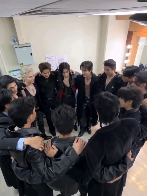 WHO'S CUTTING ONIONS?!!?? It's been a long wait to see them reunited. This is the moment we thought we'd never witness again. THEY CAME BACK!!🥹❤️‍🩹 #kinnporschetheseries #kinnporsche #reunion 