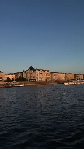 incantata..#budapesthungary #parlamentofbudapest #budapest #budapestparliament 