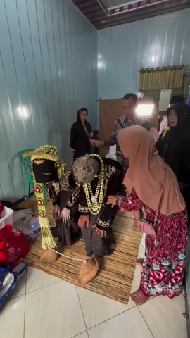 Tradisi langkahan dalam adat Jawa adalah upacara yang dilakukan saat seorang adik hendak menikah lebih dulu dari kakaknya. Ini merupakan bentuk permohonan izin dan restu dari kakak, serta simbol penghormatan karena adik mendahului urutan pernikahan yang seharusnya sesuai usia. Upacara ini juga menjadi momen untuk memberikan hadiah kepada kakak sebagai tanda pelangkah #wisata #wisatajatim #wisataindonesia #blitarasyik #blitarhits #blitarkeren #mahasiswamalang #blitar #blitarkuliner