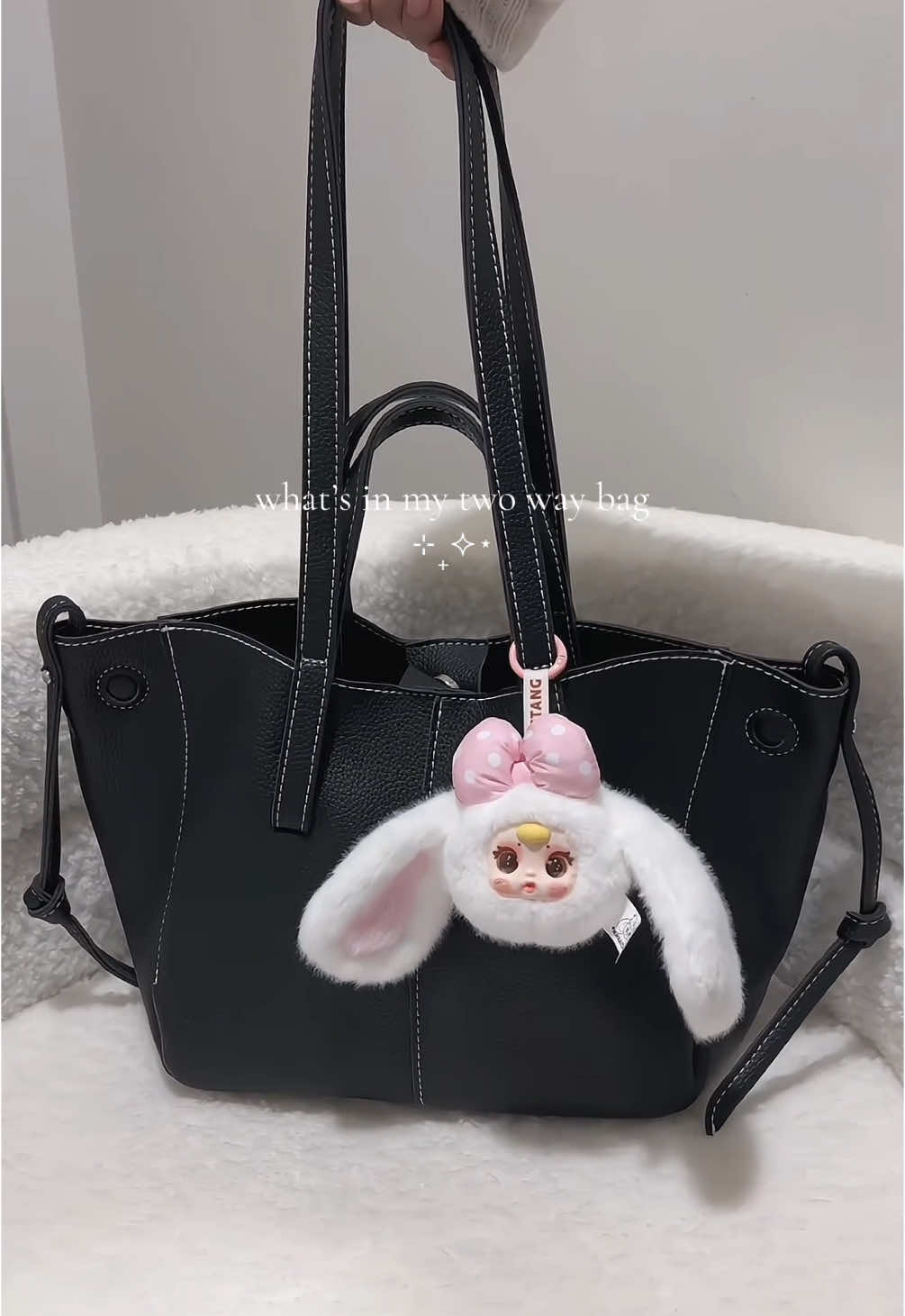 soo in love with this leacat bag #leacatbag #shoulderbag #blackbag #leacat #whatsinmybag 