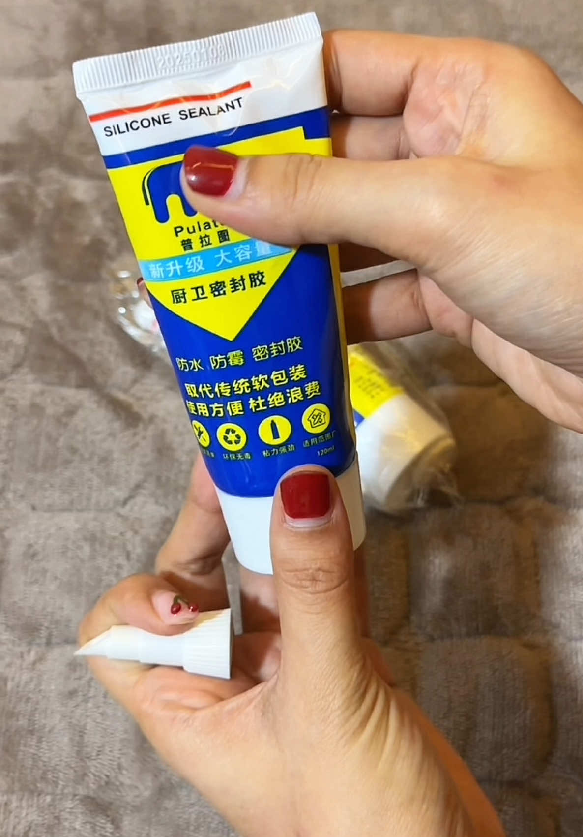 Super useful nito dahil nawala na yung dugyot tignan sa gilid ng lababo namen. 💯✨ #kitchenhack #homeimprovement #siliconesealant 