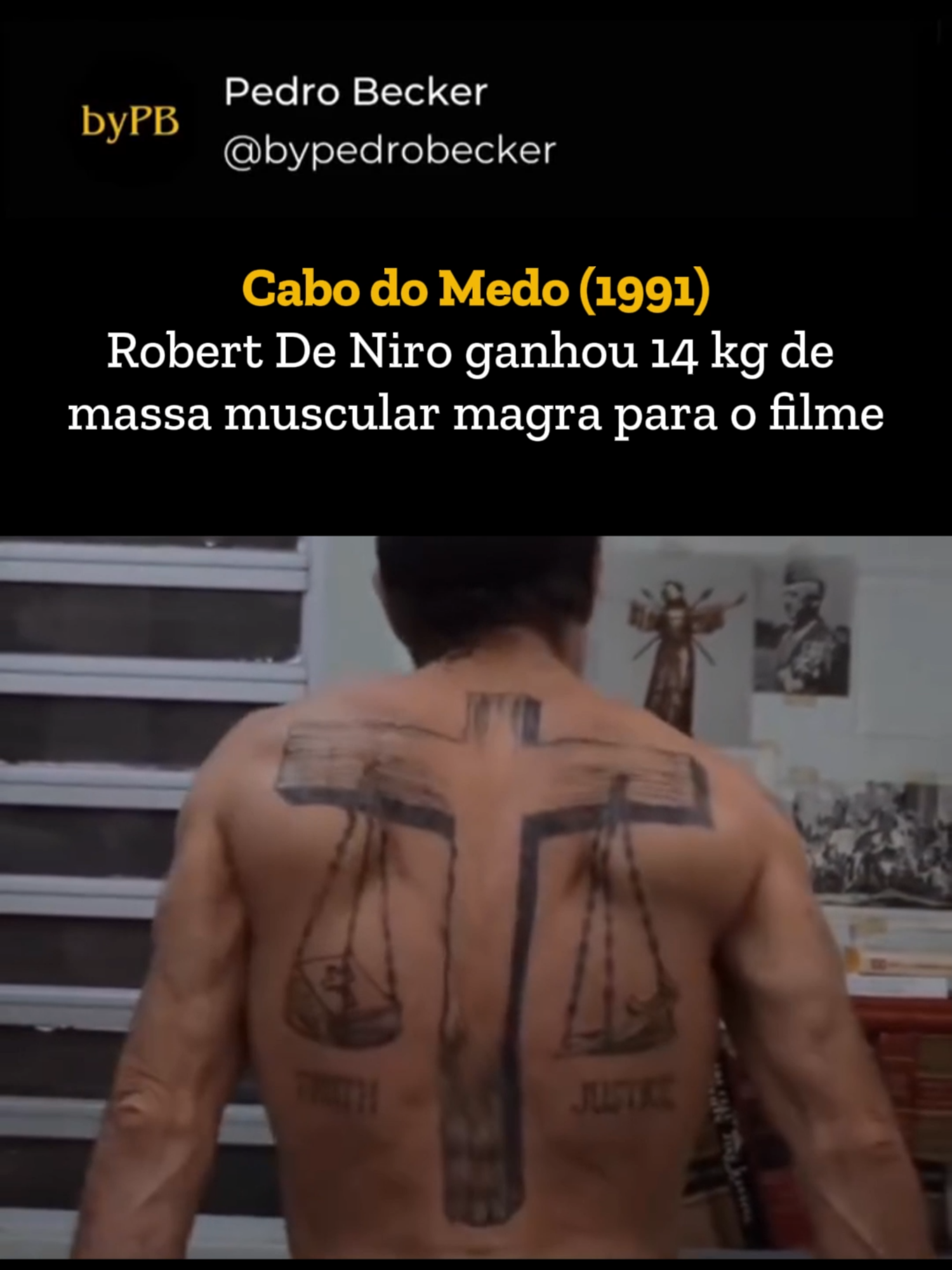 Em Cabo do Medo (1991), dirigido por Scorsese, De Niro não estava ali pra brincar de vilão. Ele estava ali pra incomodar, provocar e mostrar até onde um ator pode ir quando leva a atuação a sério. Treinou pesado, ganhou uns 14 kg de massa magra, e meteu o louco de pagar 5 mil dólares pra um dentista desgastar os próprios dentes. Isso mesmo: ele quis que os dentes parecessem de um ex-presidiário sem cuidados, só pra reforçar o visual do personagem. Depois, gastou 20 mil pra arrumar tudo de novo. Método ou loucura? Talvez os dois. As tatuagens? Feitas sob medida pra parecer coisa de fanático religioso e condenado perigoso. A atuação? Intensa a ponto de você se sentir sujo só de assistir. De Niro não atua pra ser bonito. Ele atua pra ser inesquecível. E em Cabo do Medo, ele te faz querer trancar as portas. 🎬 Você já assistiu Cabo do Medo? #bypedrobecker #cursodecinema #RobertDeNiro #Scorsese #capefear #ator #bastidores