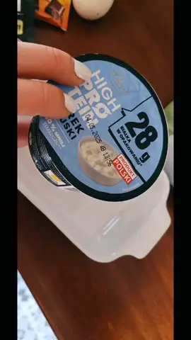 Az 39g białka.A całość tylko 318kcal  B:39,2 T:11,8 W:14,6 Serek wiejski 200g Jajko 50g Budyń waniliowy Proteinowy 30g +odrobina proszku do pieczenia  Kakao 3g Borowki 50g Pieczemy 20 minut 180°C  #wytrawnesniadanie #zdrowejedzenie #malokalorii #malokalorii #duzobialka #duzazawartoscbialka #bialko #liczeniekalorii #forma #wiemcodobre #liczymykalorie #trzymamymiche #zdroweodżywianie #zdrowamicha #przemianasylwetki #deserfit #szybkieprzepisy #wiemcojem #zdrowejedzenie #serekwiejski #ciasto #airfryer 