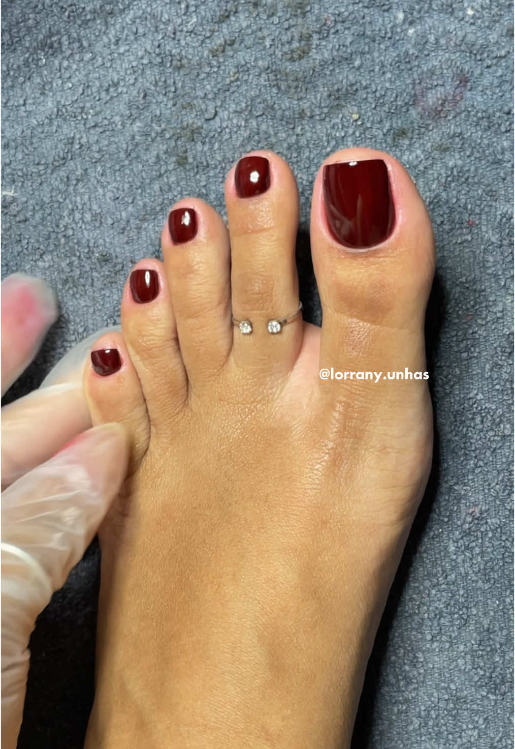 misturinha perfeita 💅🏼 tava com desejo de cor escura no pé!! amei essa combinação 🤎❤️ vou deixar o id dos esmaltes usados que vcs encontram no mercado livre: • chocolate amargo da avon LORAN4-PYQ8 • rebu da risque LORAN4-XP7U @mercadolivremoda  #DataDupla #TemModaNoMercadoLivre #feet #feetnails #feetup #dicasdeunhas #reelsnails #rebu #rednails 