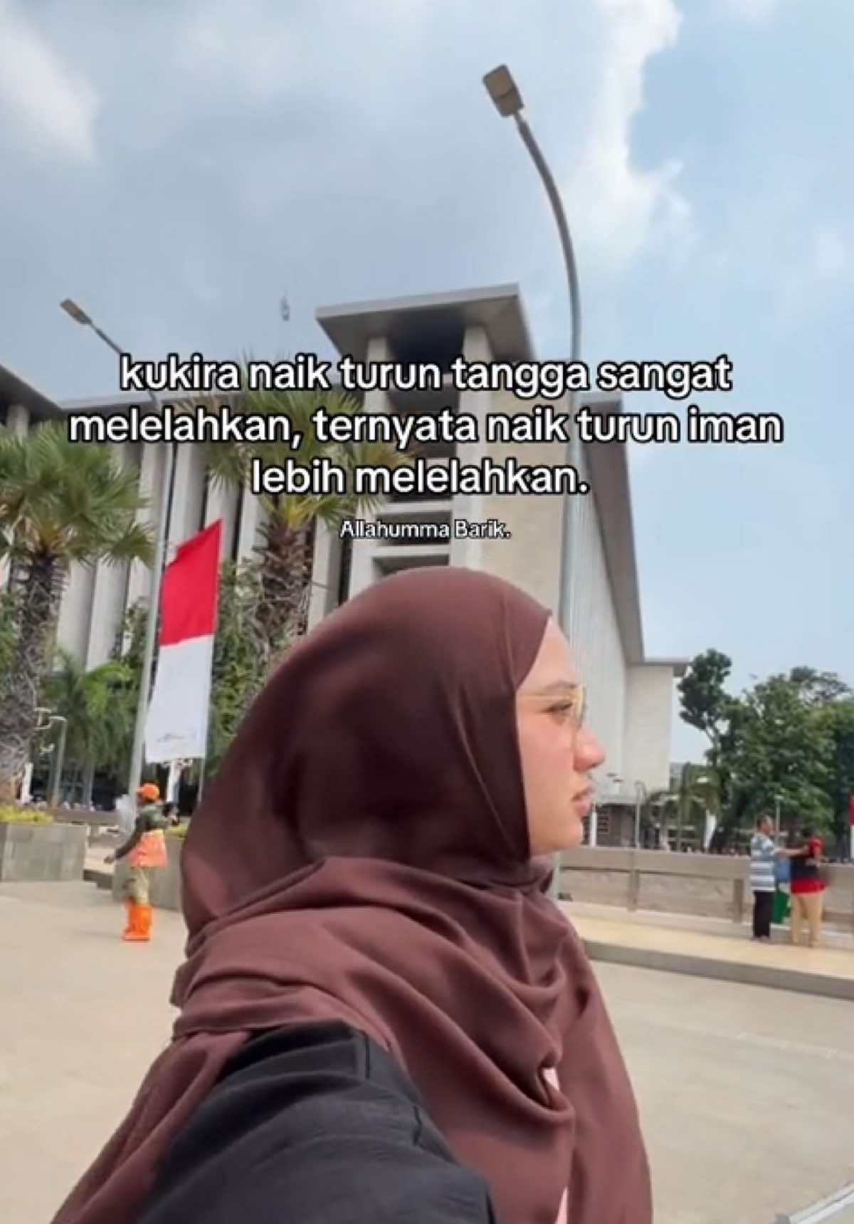 Ya Allah, aku memohon kepadaMu jiwa yang merasa tenang kepadaMu, yang yakin akan bertemu denganMu, yang ridho dengan ketetapanMu, dan yang merasa cukup dengan pemberianMu.