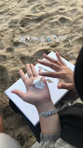 Beach date🪸🤍#canvaspainting #couplehandpainting #dateideas #foryoupage #fyp 