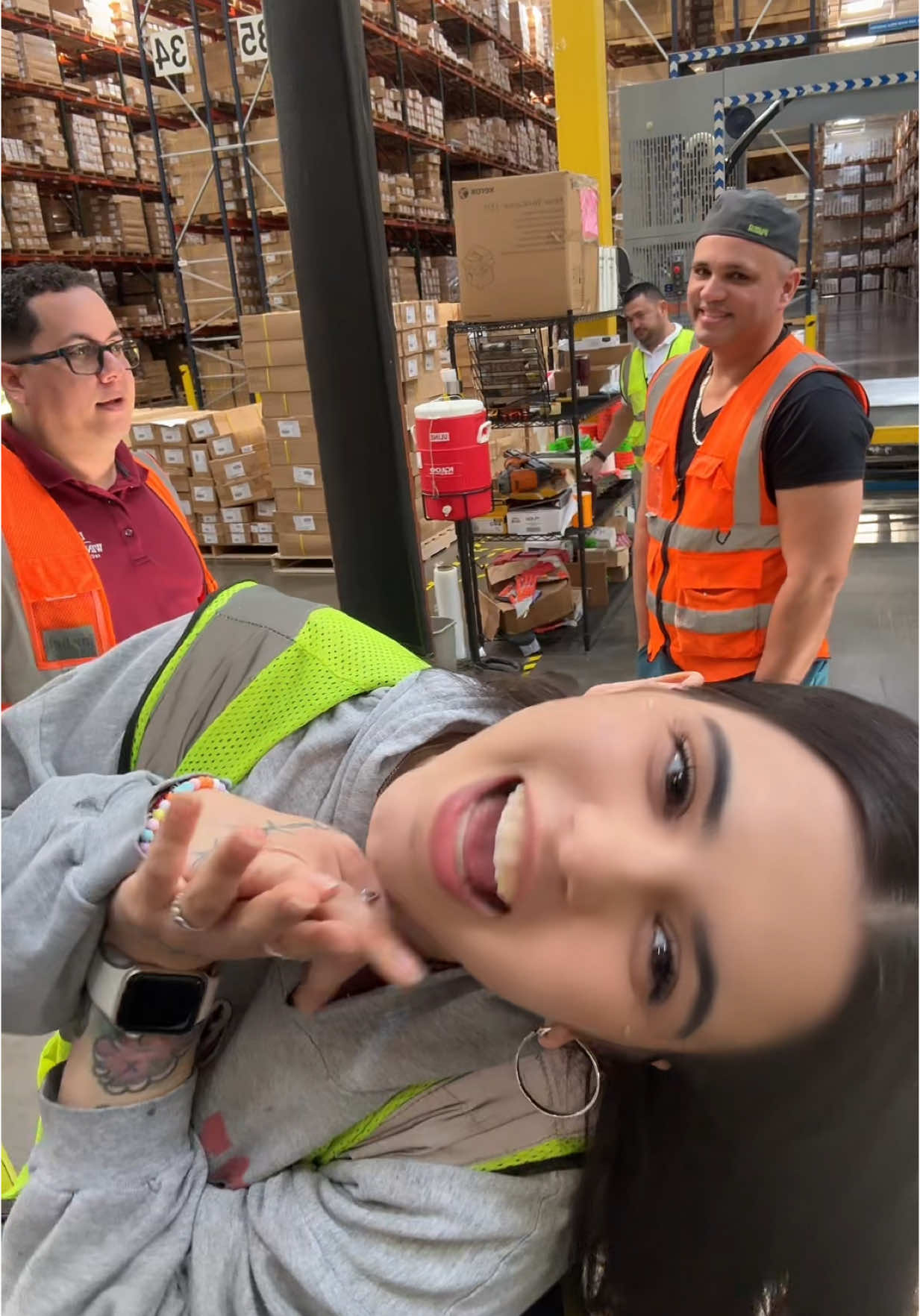 Feliz 5 de mayo perrillos, animooo!!!  #queondaperrilos #5demayo #mexican #fyp #trending #viraltiktok #warehouse #forkliftgirl #work #bailalorocky #tiktok 