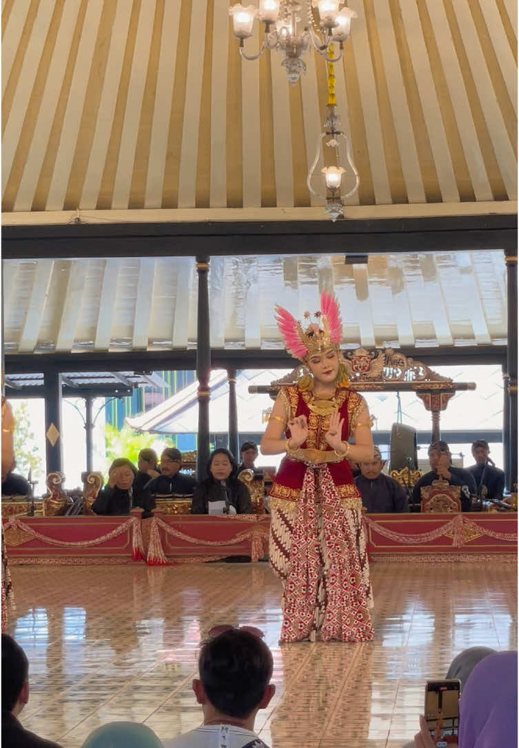 throwback video 2 tahun lalu ketika menampilkan Golek Kenya Tinembe di Bangsal Srimanganti✨  #golek #tariklasik #yogyakarta #kratonjogja 