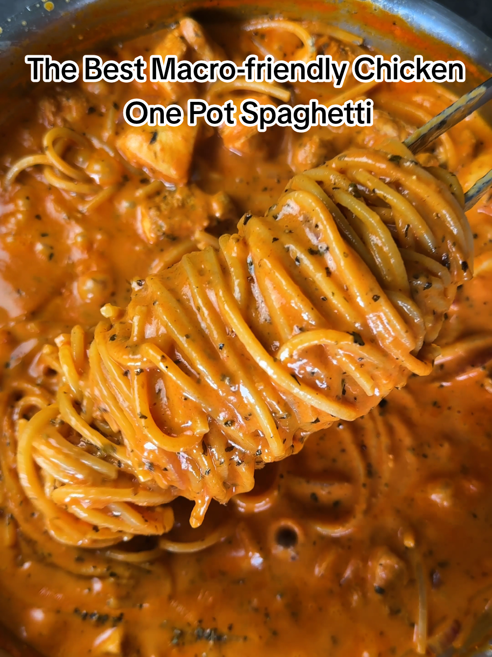 DELICIOUS CHICKEN ONE POT SPAGHETTI😍 You know how much I love pasta so here's another one of my favourite recipes🔥 It's a one pot very easy but absolutely DELICIOUS and macro-friendly recipe✨  Be generous with the seasoning and enjoy❤️ Calories : 496 Protein: 36g Carbs : 44g Fat : 18g  If you want to try it, the full recipe is in my Happy & Healthy cookbook☀️ #healthylifestyle #food #chicken #pasta #foodies #delicious #fyp 