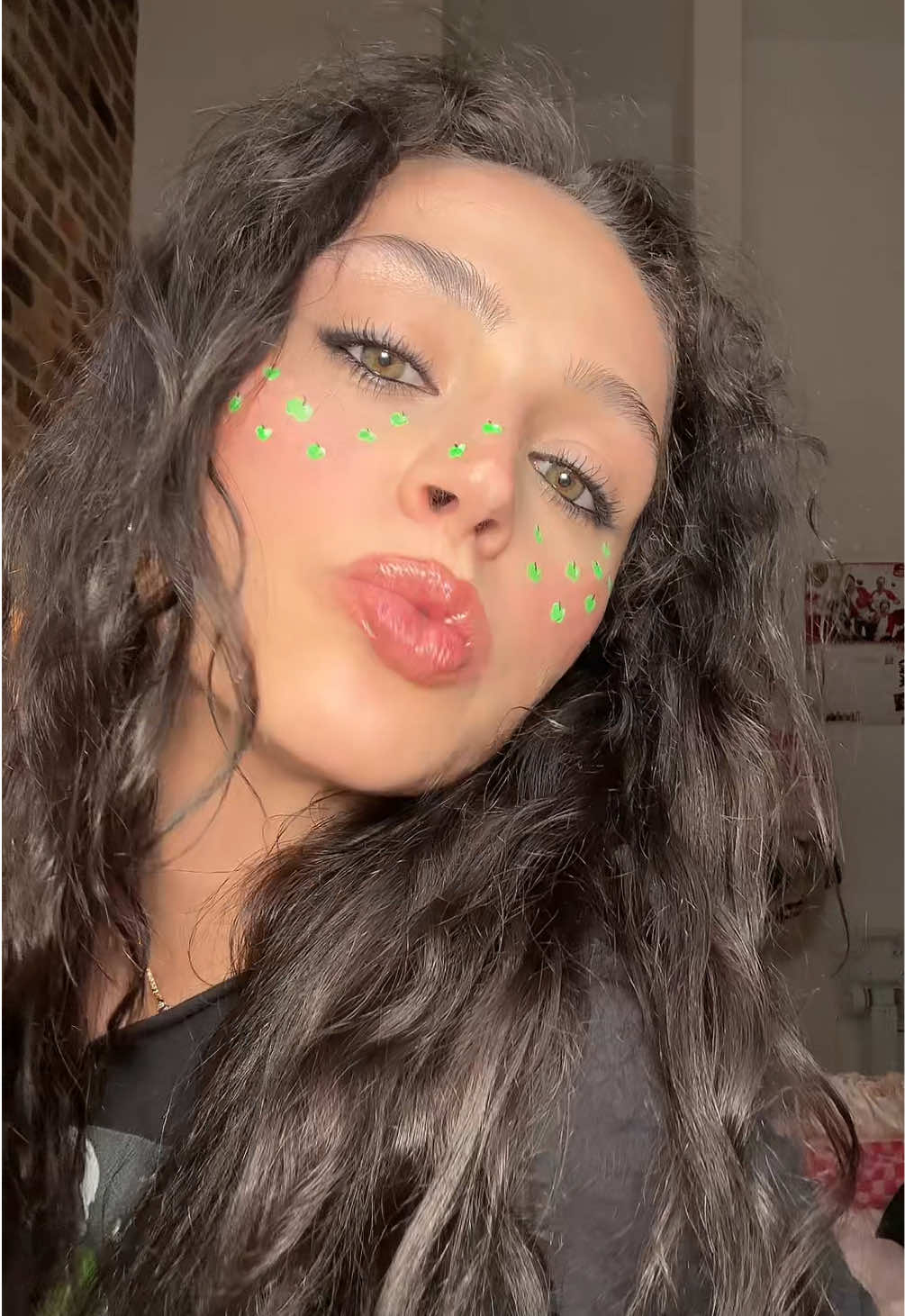 Brat makeup might just be my fav yet🍏 #guess #brat #charlixcx #tour #concert #nyc #barclays #brooklyn #billieeilish #makeup #green #apple #grwm #transition #fyp #foryou #360 #bumpinthat 