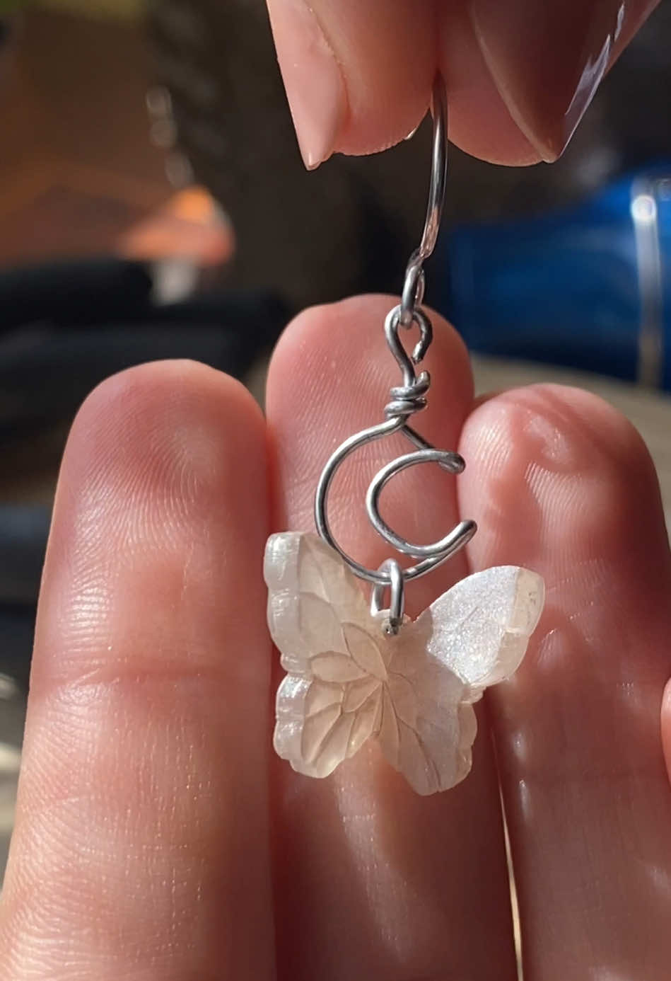 Trying to make butterfly pendants ✨🦋🦋✨ I have to improve some things😅  #butterfly #fairycore #shrinkydink #shrinkplastic #summerjewelry #jewelryinspo #SmallBusiness #makingjewelry #tranding 