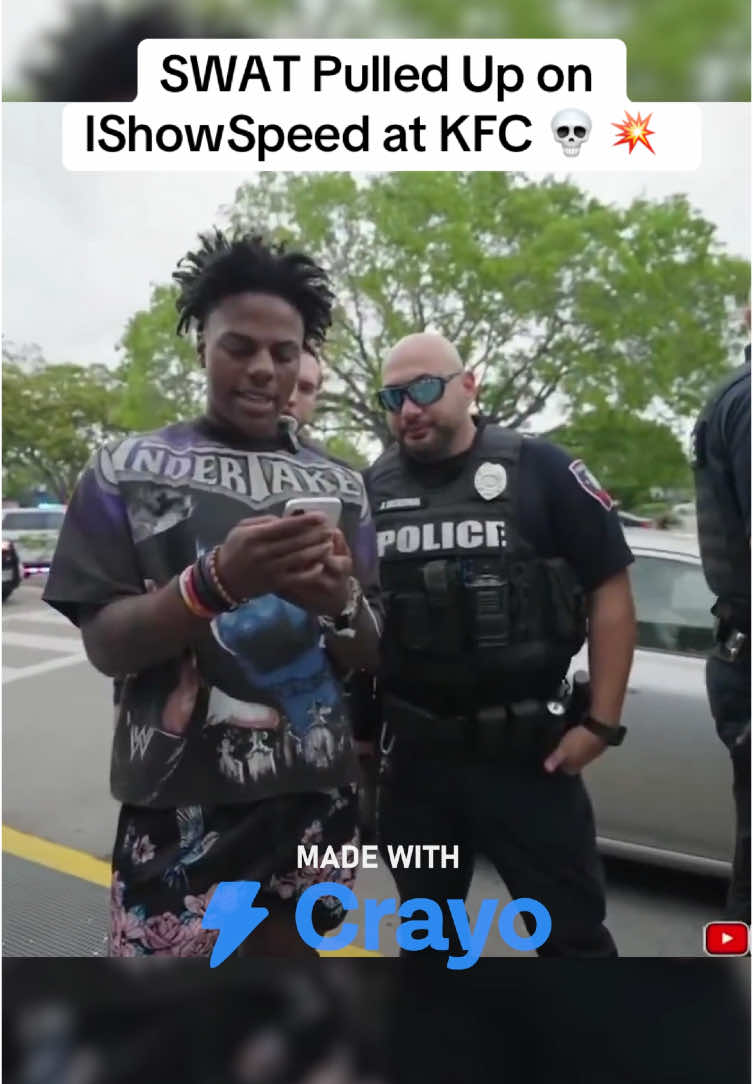 They calling the cops on anyone these days 😭  #streamer #streamerclips 