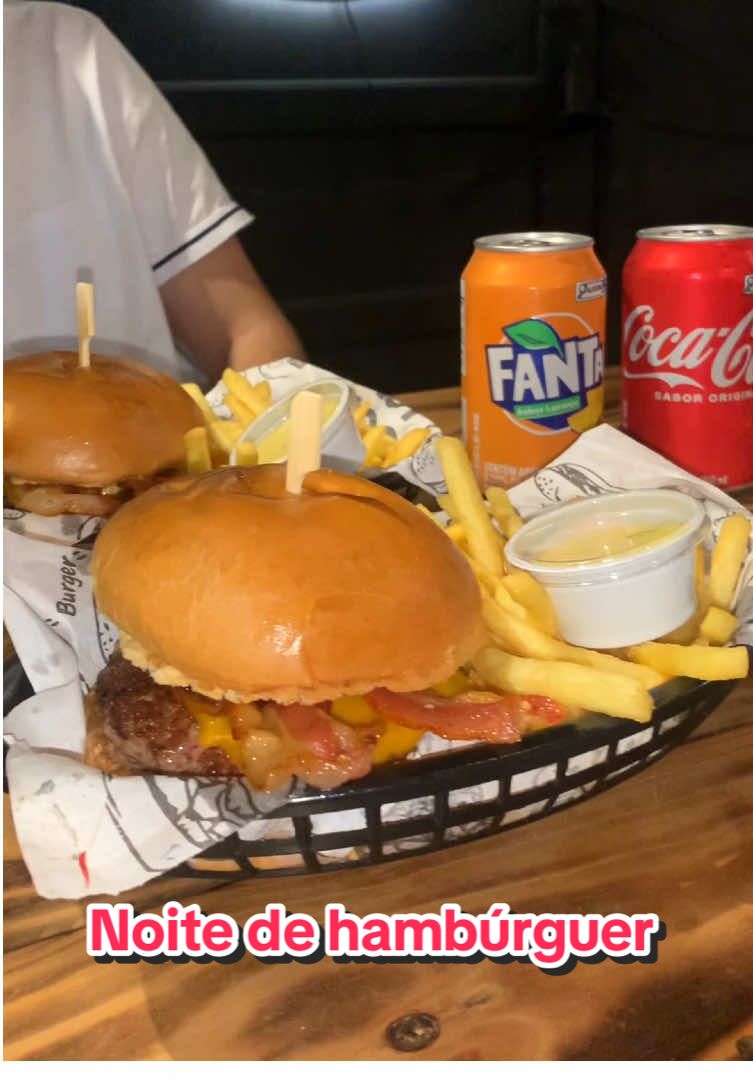 Noite de hambúrguer 🍔 #noitedohamburguer #hamburger #comida #jantar #casal 