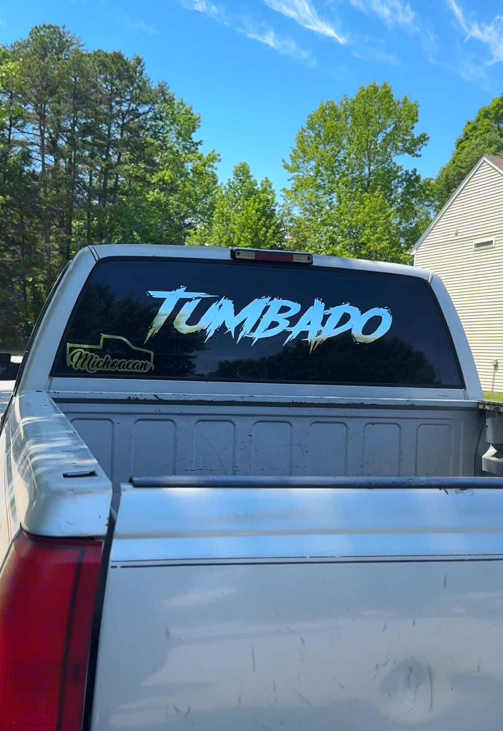 SIGGANOS para ver mas calcomanias bonitas ❤️ pueden comprar esta calcomanía en nuestra tienda de TikTok Shop 👍🏼 #tumbado #silverado #chevy #chevrolet  #customdecals #stickersforcars #automobileaccessories #decal #decals #stickers #carstickers #truckdecals #TikTokShop  #tiktokshopping  #TikTokMadeMeBuylt #tiktokshopfinds 