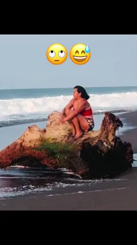 Cuando decido abrazarme pero el mar es celoso 🤣🤣