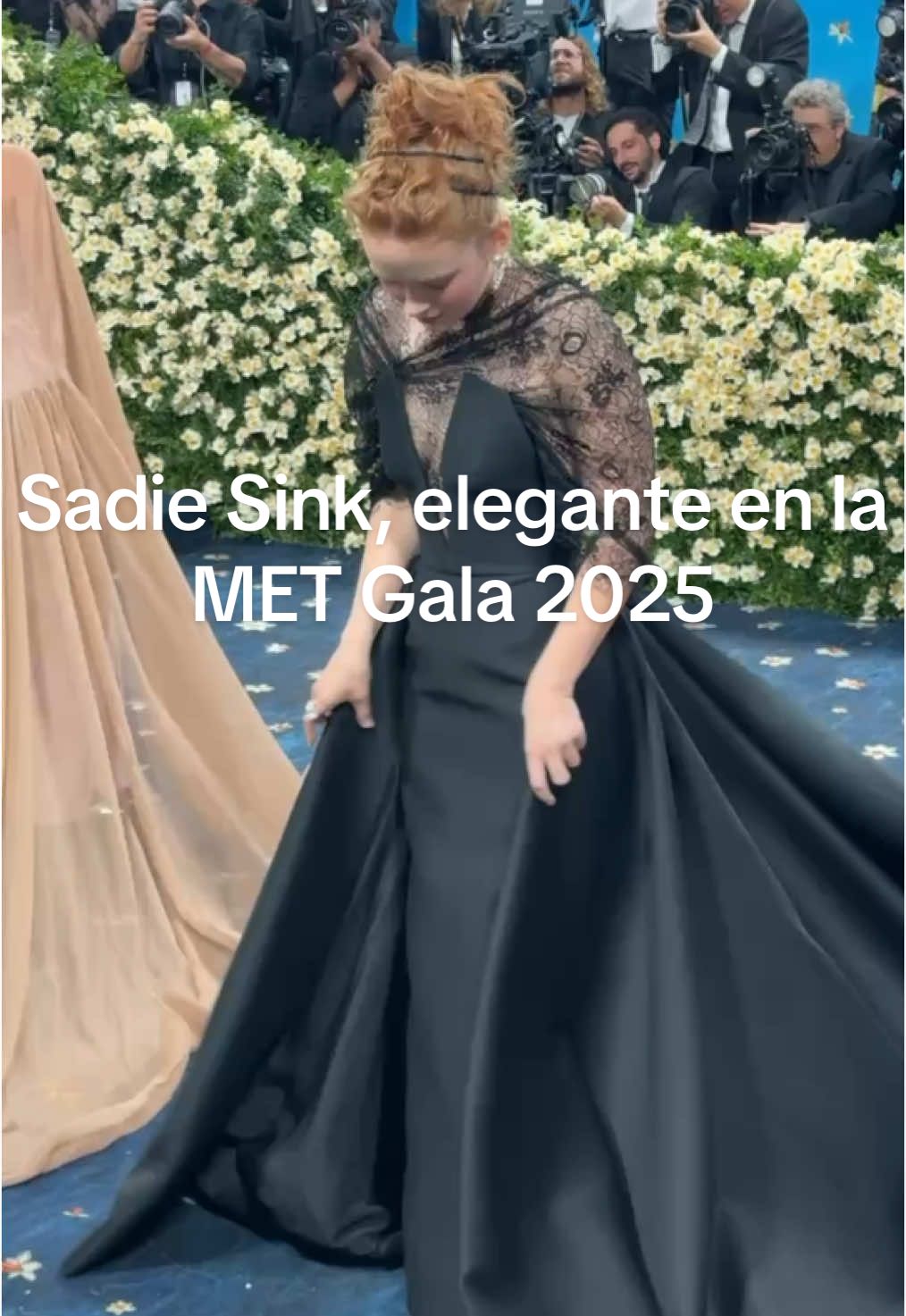 La joven actriz #SadieSink se convierte en el centro de atención en la #MetGala2025, ofreciendo un look de largo aliento, autoría de Prada,  el cual ha dejado a todos sin palabras. Sigue EN VIVO la #METGala2025 en el link de nuestra bio. 