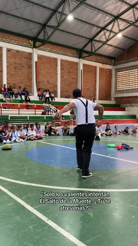 #¡Pura adrenalina con este truco extremo! #trompo #ElSaltoDeLaMuerte #JuegosTradicionales #TrompoColombiano #TalentoCaldense #CaldasEsPasión #TikTokColombia #RetosDeTrompo