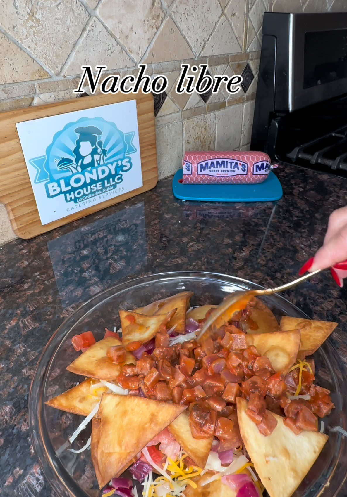 Nacho libre  Ingredientes  Tortillas  Relleno de preferencia (utilice salami @mamitassalami  Cebolla, cilantro, tomate  Crema agria  Aceite  Triple queso  Lechuga 🥬 utilice repollo  Aguacate o guacamole (si tú quieres )  Condimenté el salami con ajo, cebolla y tomate  Procedimiento  Cómo se vio en el video 😊 #recetasdelarubia #nachos #5demayo🇲🇽  @Mamitas Salami 