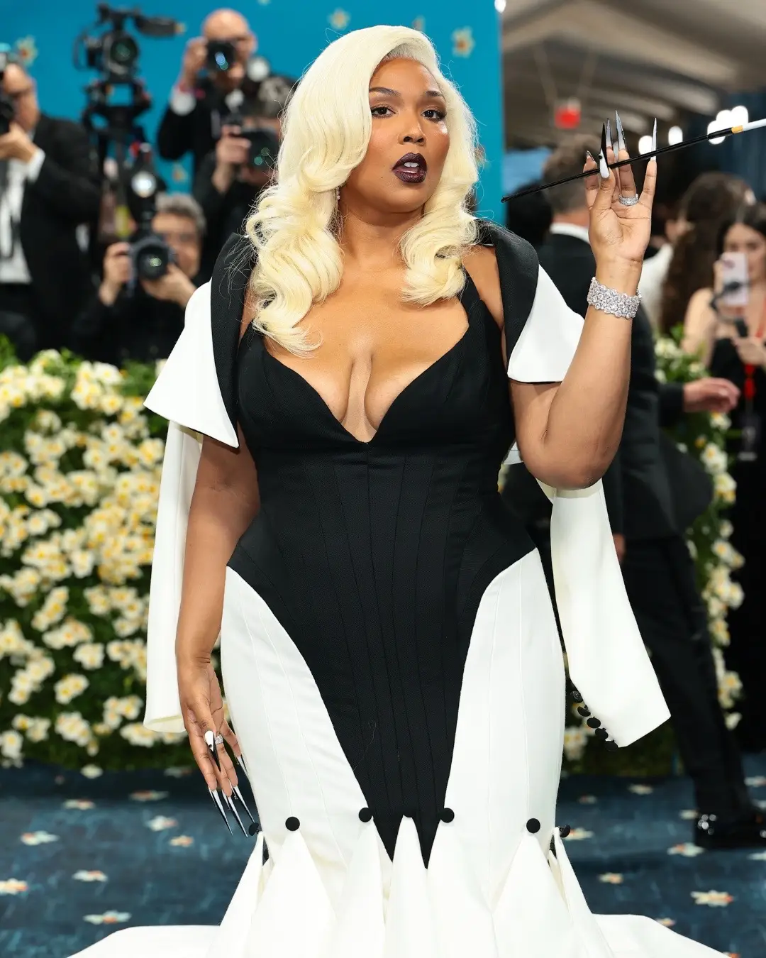 Lizzo is feeling good as hell at the 2025 Met Gala. 🤍🖤 📸: Getty; AP