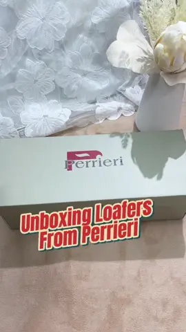 Unboxing loafers from Perrieri!! . Boleh pakai , OOTD, jalan-jalan, sangat sangat sesuai untuk sis. Sis pergi cuba ye #kasutselesa #perrieri #kasutmurah  #kasutwanita #kasutloafer 