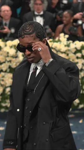 A$AP Rocky, co-president d’honneur du Met Gala 2025, sur le tapis rouge de la cérémonie, dans un look entièrement conçu par lui-même ! 🫠 - #asaprocky #asaprockyedit #metgala2025 #metgala #fashiontok #TikTokFashion 