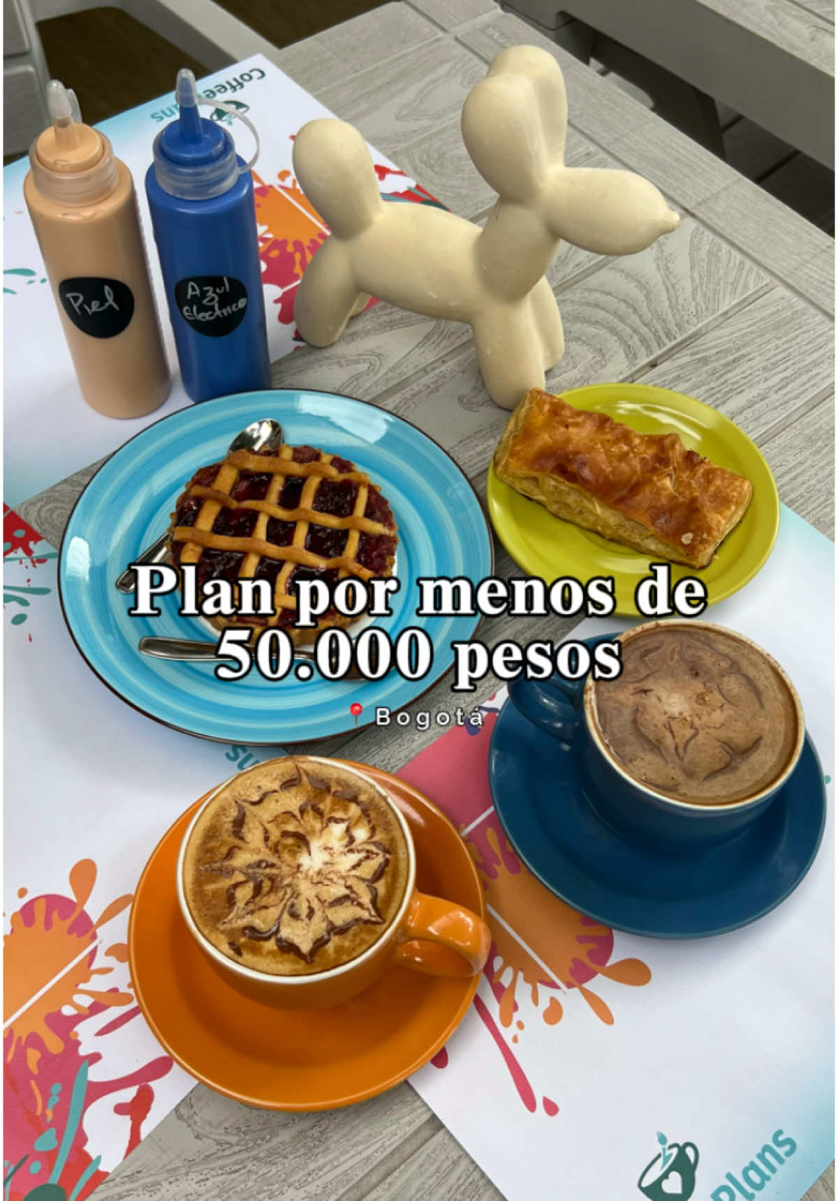 PLAN POR MENOS DE 5K #ceramics #pintando #planesbogota #fyp #planes @coffeeplansco  Cerámica: $24.000 Capuchino: $10.000 Pie frutos rojos: $11.000