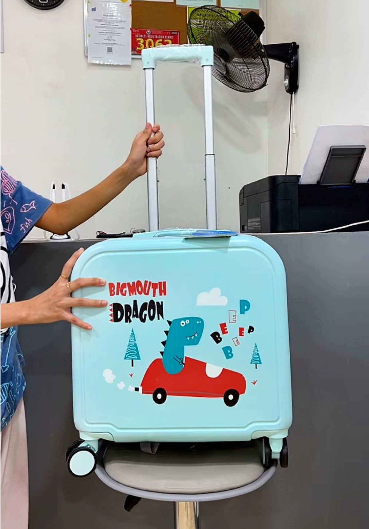 Kung gusto nyo din nakabukod ang mga gamit ng mga anak nyo pag nasa byahe perfect tong luggage for kids mga mii☺️#fyp #travelluggage #luggage #luggageforkids #travel 