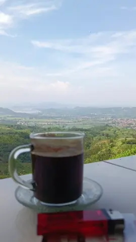 mari ngopi sejenak sambil melihat pemandangan 