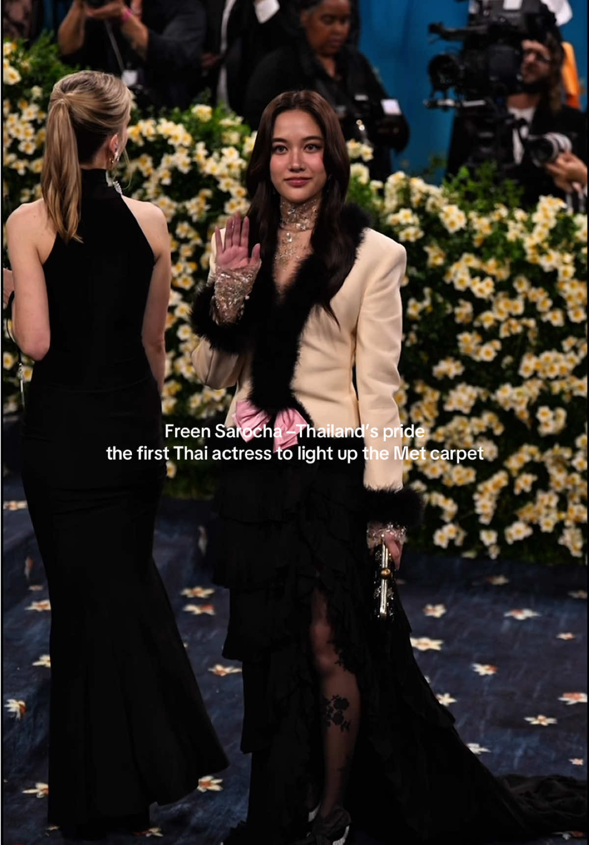 Freen Sarocha at the #MetGala2025 — serving Valentino’s elegance 🎀  ตัวแทนประเทศไทยไม่ทำให้ผิดหวัง! ฟรีนคือความปังระดับโลก🔥😍 Video Credit : Vanity Fair France, Vogue Taiwan #freensarocha #sarochafreen #freen #srchafreen #MetGala #MetGala2025 #MetGala2025xFREEN #idolfactoryTH @Pomelo Fashion 
