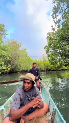 Muara sagat salah satu destinasi favorit buat kami yang tumbuh kembang bersama disini dulu kalau main keisni lupa waktu lupa makan lupa waktu sekolah tentu bapa atau mama ikut pake rotan  #larantuka_florestimur #larantuka_florestimur #larantuka_florestimur #nttpride🏝🔥 #adonara #solor #larantuka #sinamalaka #rumputlaut 