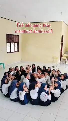 kalian berpisah untuk mengejar cita-cita, jgn sedih ya nak,ibu ikut sedih 😭 #fypviralシ #fyppppppppppppppppppppppp #perpisahan #fypviralシ #gurutiktok #smp