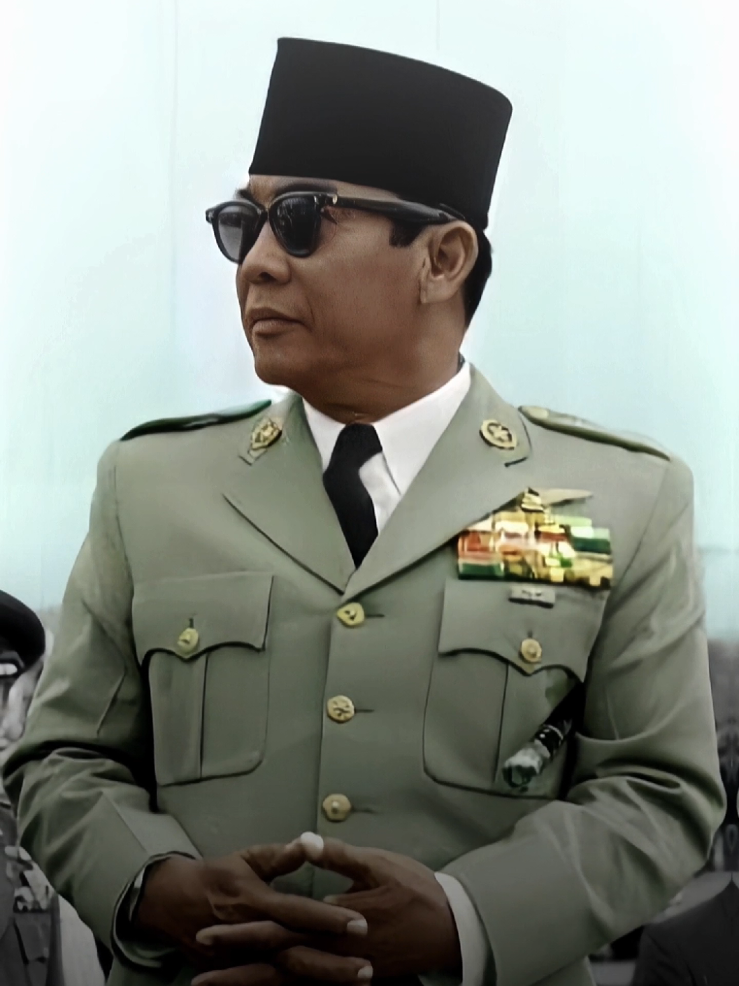 Salah satu keputusan yang menarik perhatian adalah Indonesia tidak bergabung dalam Pakta Pertahanan SEATO. Adapun salah satu alasan yang menyebabkan Indonesia tidak turut bergabung dalam pakta pertahanan SEATO adalah Indonesia menganut politik bebas dan aktif.  Selain hal itu, ada sejumlah alasan yang mendasari keputusan ini mencerminkan ketegasan Indonesia dalam menjalankan politik luar negeri yang independen dan memperjuangkan kepentingan nasionalnya. 1. Ketidakpercayaan terhadap Kekuatan Barat Sejarah panjang Indonesia dengan kolonialisme Barat memberikan landasan kuat bagi ketidakpercayaan terhadap kekuatan Barat. 2. Fokus pada Pembangunan Nasional Selain itu, pada periode pasca-kemerdekaan, Indonesia tengah fokus pada pembangunan nasional untuk meningkatkan kesejahteraan masyarakatnya. Menjadi anggota SEATO atau aliansi serupa akan mengalihkan perhatian dari upaya pembangunan nasional tersebut. Oleh karena itu, keputusan untuk tidak bergabung dengan SEATO juga mencerminkan prioritas pemerintah Indonesia dalam memajukan negeri dan rakyatnya. 3. Kekhawatiran akan Memicu Konflik dengan Negara Tetangga Terakhir, kekhawatiran akan memicu konflik dengan negara tetangga menjadi pertimbangan penting. Indonesia menginginkan stabilitas regional dan hubungan baik dengan semua negara di kawasan. Bergabung dengan aliansi militer, seperti SEATO, dapat meningkatkan ketegangan dan memicu konflik dengan negara-negara tetangga yang tidak tergabung dalam aliansi tersebut, termasuk Indonesia sendiri. #seato #soekarno #presiden #presidenindonesia #presidenpertama #indonesia #history #sejarah #sejarahindonesia #HistoryTime #historytok #fyp #masukberanda #fypplis 