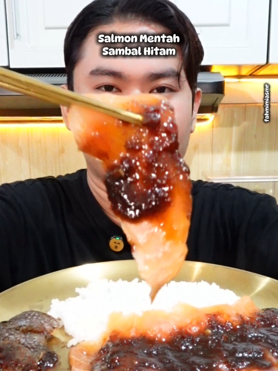 Salmon mentah dikasih sambal hitam King Abdi? Gak masuk akal tapi ternyata ENAK BANGET! Perpaduan rasa sashimi segar sama sambal lokal yang pedes, manis, gurih, dan pekat.  Bahan ala fahmimiasmr: Salmon mentah sashimi, iris tipis Bawang merah & putih Cabai Merah Besar Bumbu Rawon Instan dan Soto Instan Kecap manis Choper dan Tumis sambal sampai hitam pekat, tuang ke salmon, aduk rata. Siap dinikmati bareng nasi hangat! #fahmimiasmr #SalmonMentah #SambalHitam #MasakEnak #ResepMudah #IdeMasakan #SashimiLokal #FoodieIndonesia #MasakanRumahan #spicyfoodlovers 
