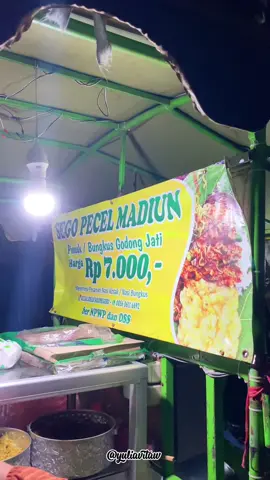 Nasi pecel salah satu kuliner sejuta umat. Cocok di makan di kondisi dan cuaca apapun. Apalagi kalau alas makan nya pakai daun jati (godong jati), beh bikin nafsu makan meningkat🤭. Coba sebutin nasi pecel fav kalian dimana nih? #fyppppppppppppppppppppppp #makanterus #pecelmadiun #nasipecelmadiun #nasipecelpincuk #kulinerindonesia 