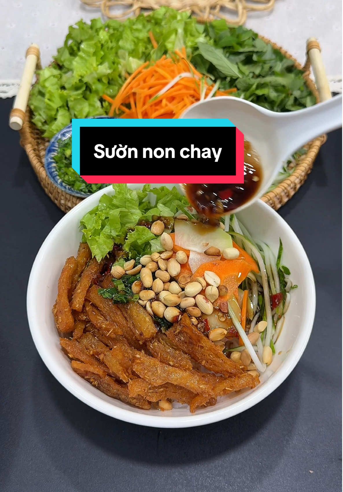 Sườn non chiên mà làm bún nước tương là hết sảy luôn á#bepnhachin #monngontainha #LearnOnTikTok #xuhuong #monngonmoingay #homnayangi #suonnonchay #suonnonchayrimsaot 