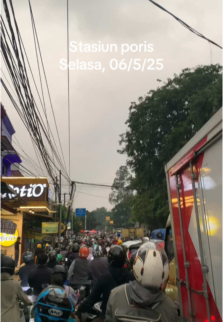 Stasiun poris, ada ambulance dan macet parah. #stasiunporis #selasa #poris #cipondoh 